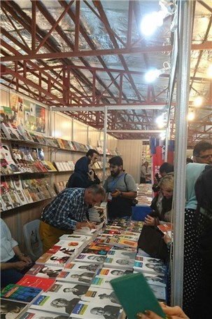 جشن امضا با حضور شمس لنگرودی، امیرحسن چهل تن در نمایشگاه کتاب استانی البرز