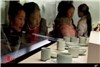گزارش تصویری از نمایشگاهی از گلدان ها و بشقاب های زیبای چینی
