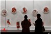 گزارش تصویری از نمایشگاهی از گلدان ها و بشقاب های زیبای چینی