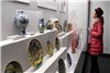گزارش تصویری از نمایشگاهی از گلدان ها و بشقاب های زیبای چینی در موزه هنان چین